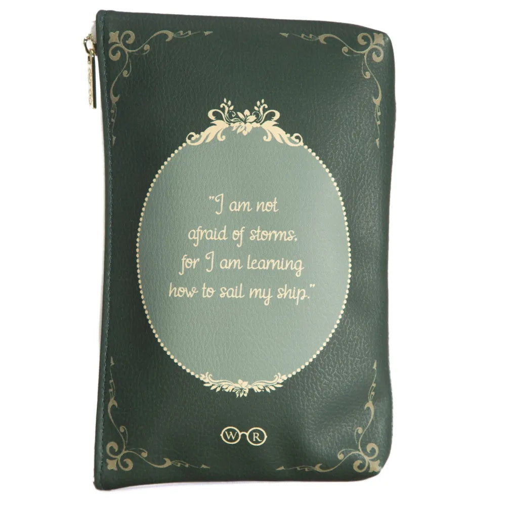 Little Women groen boektasje in boekvorm, achterzijde met de quote I am not afraid of storms