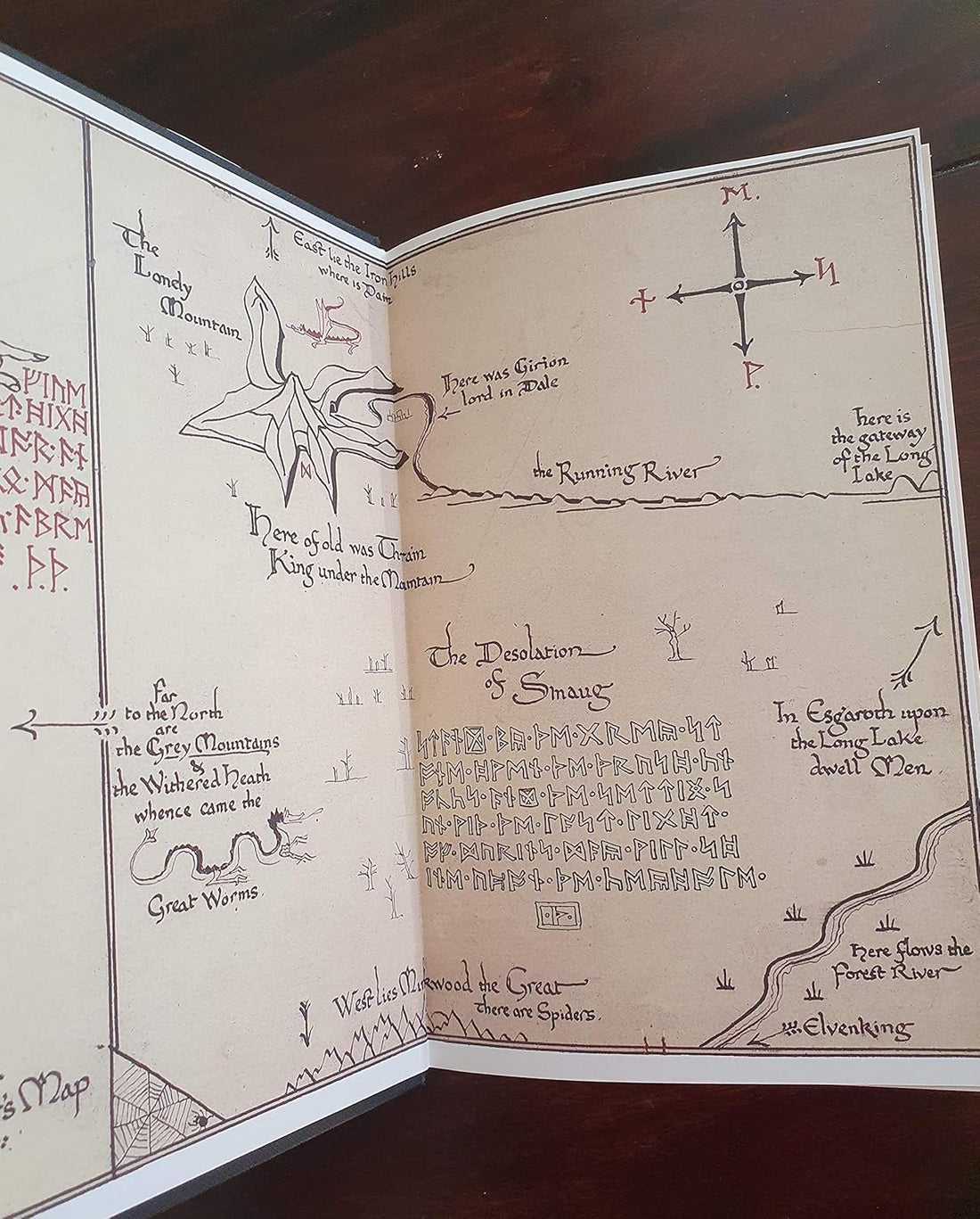 Omslag van De hobbit - Het begin van het wereldberoemde oeuvre van Tolkien van J.R.R. Tolkien, hardcover
