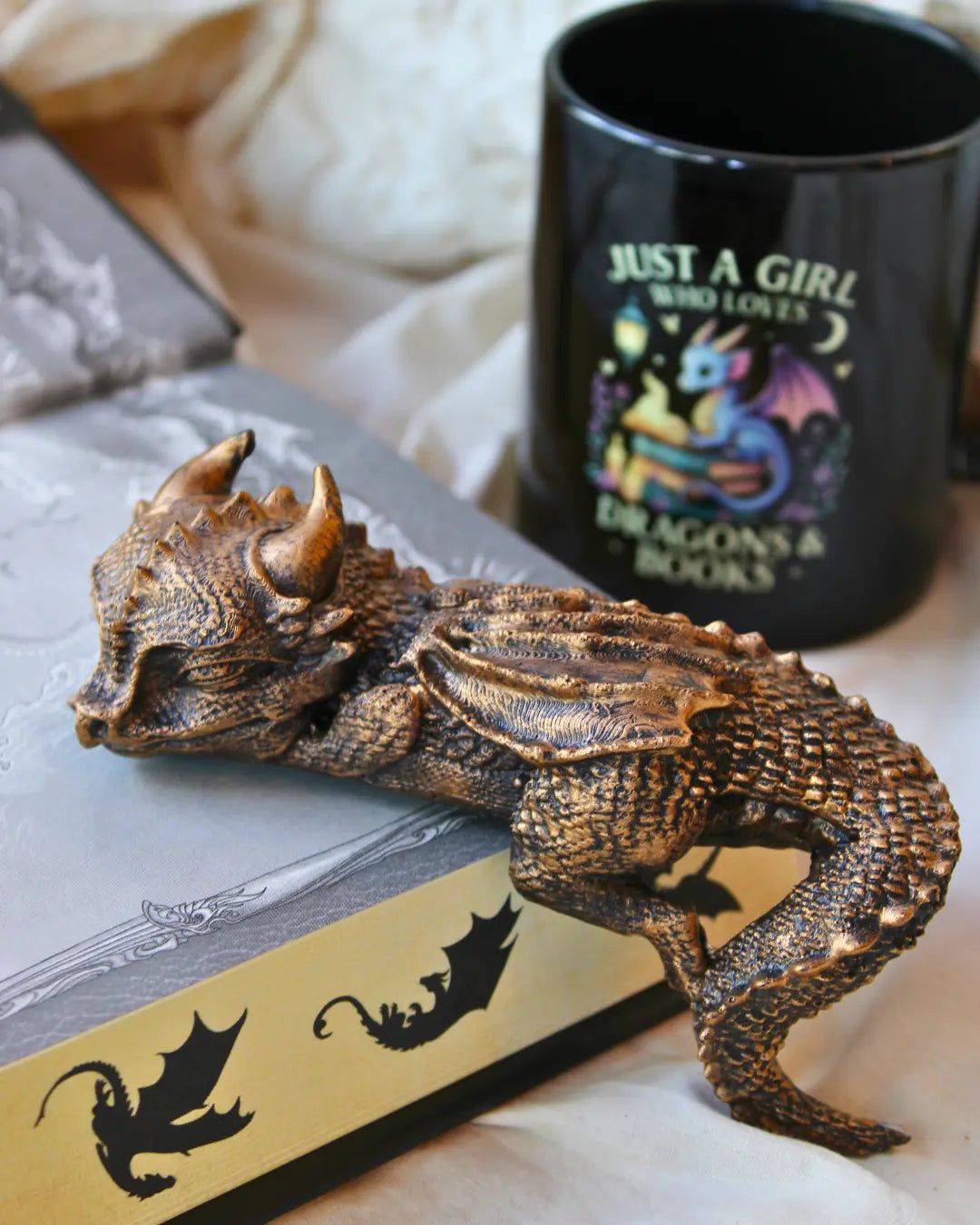 The Sleeping Bookwyrm - Slapend Draakje