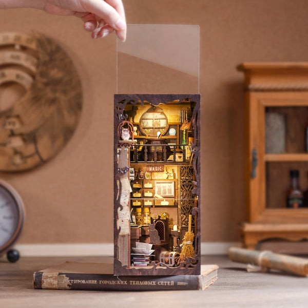 Book Nook The Magic Pharmacist detail
