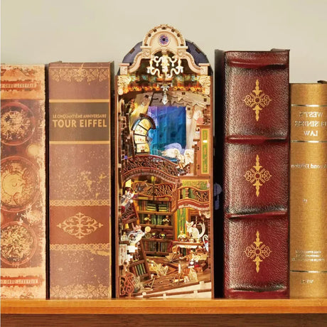 Book Nook Magical Library detail